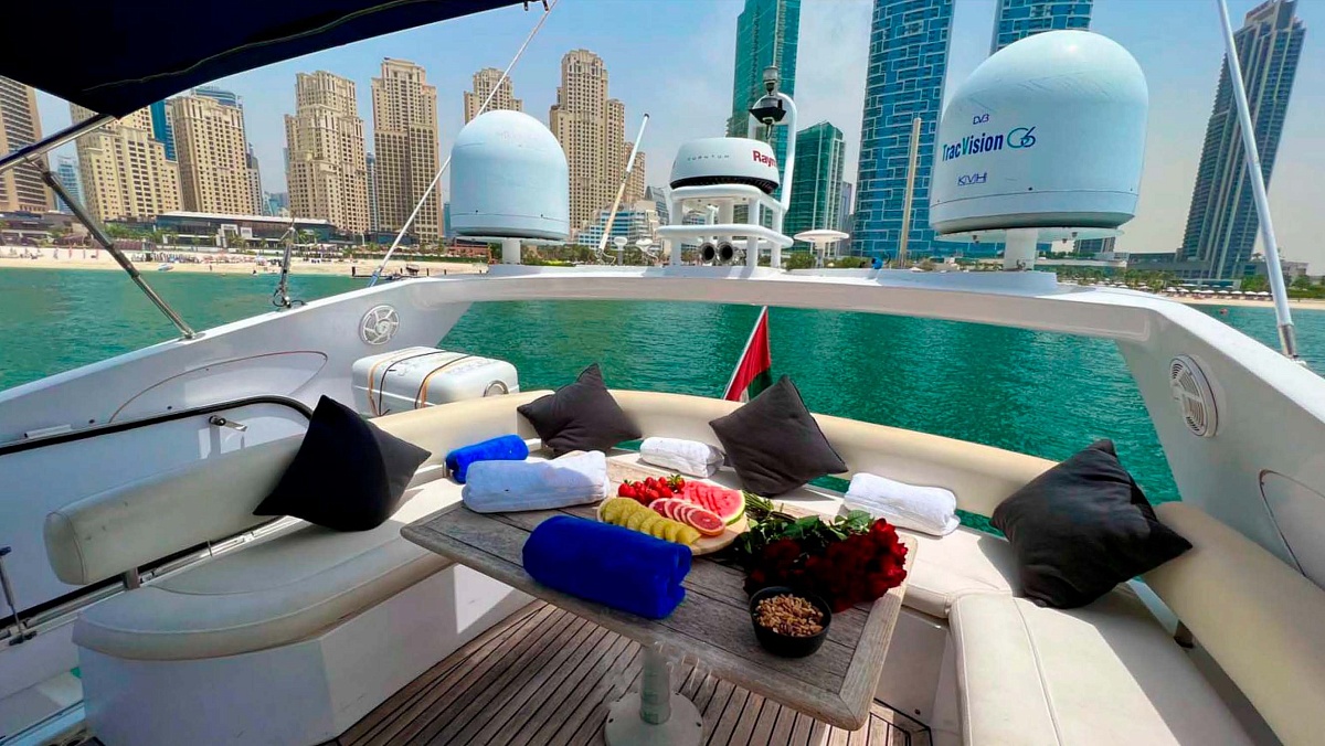 Арнеда яхты Sunseeker 64 с флайбриджем в Дубае, ОАЭ